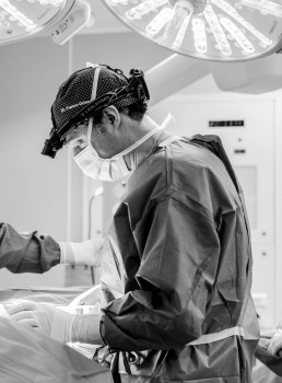 Dr. Franco Góngora realizando una reducción mamaria en Madrid