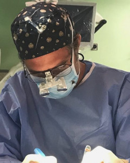 Dr. Franco Góngora en quirófano realizando una cirugía mamaria