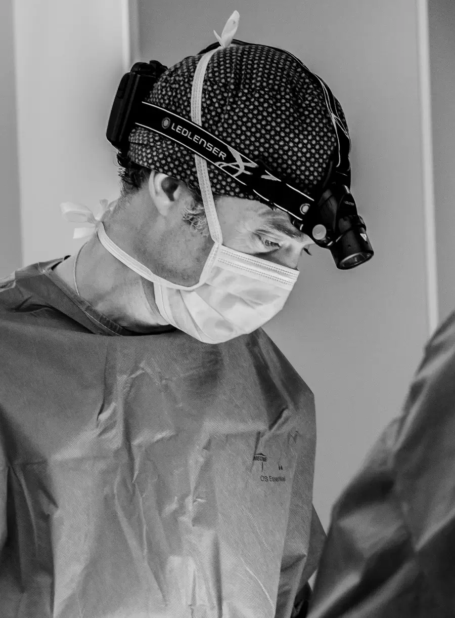 Dr. Franco Góngora realizando una operación de abdominoplastia en Madrid