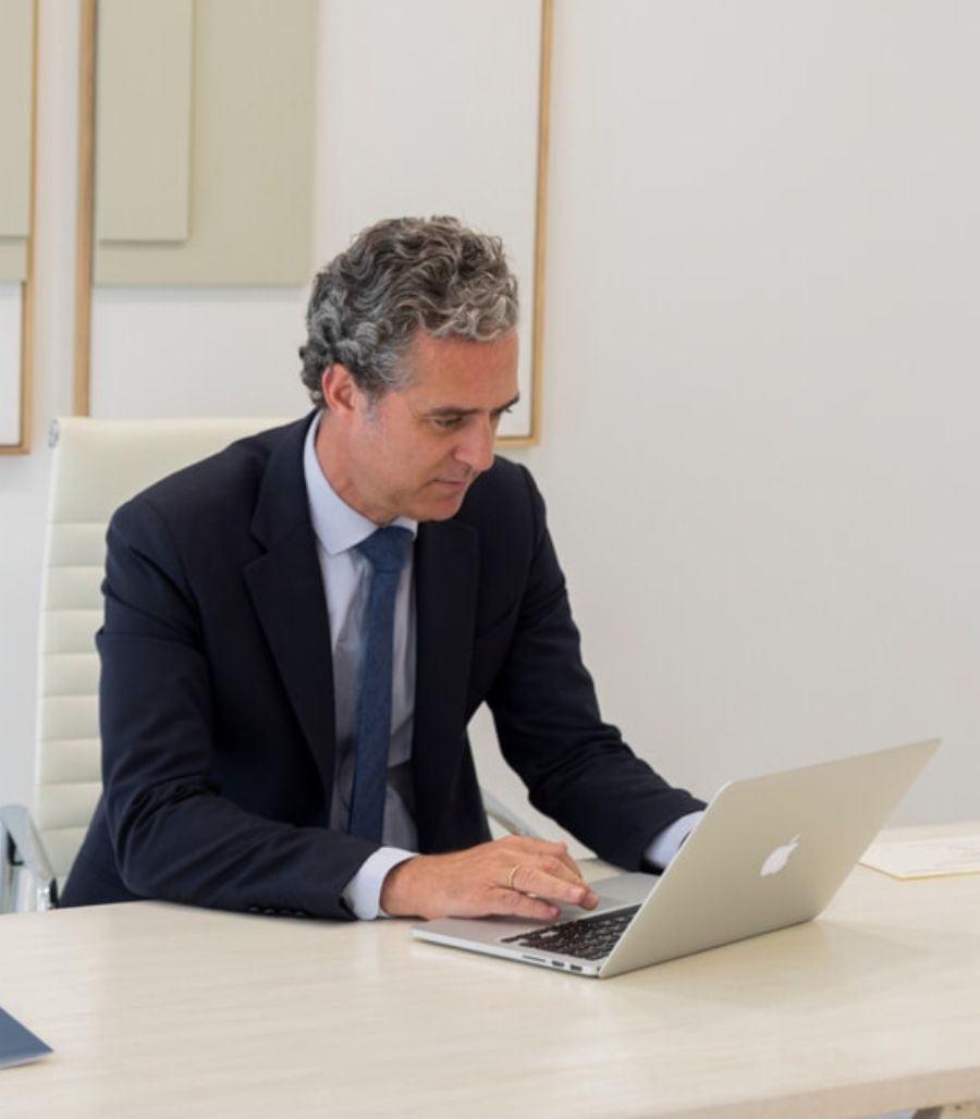 Dr. Franco Góngora en su ordenador respondiendo a pacientes que han pedido una cita en Clínica FG