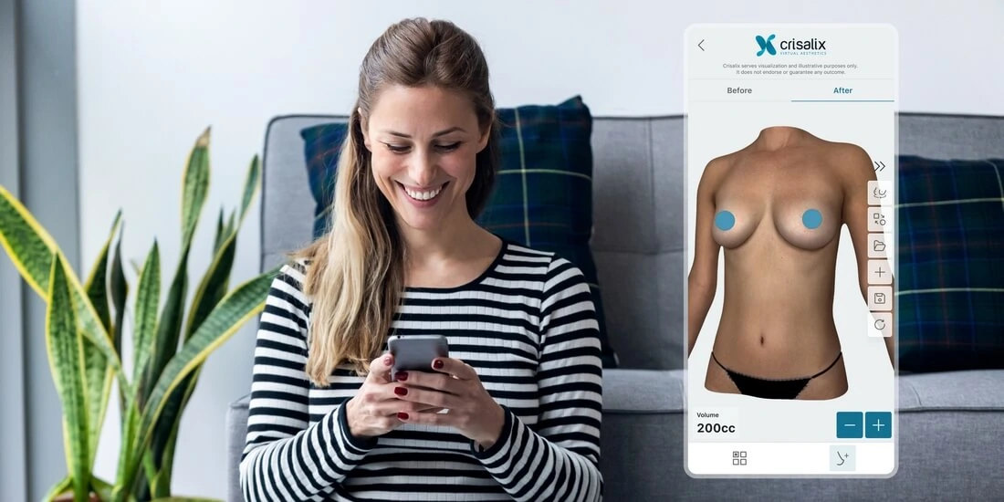 Paciente viendo aplicación de Crisalix tras cita con el Dr. Franco Góngora en Madrid