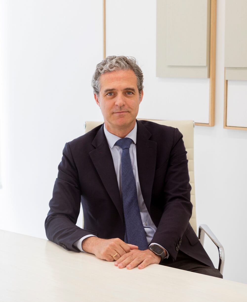 Dr. Franco Góngora, cirujano plástico especialista en mama y blefaroplastia, en su consulta de Clínica FG en Madrid