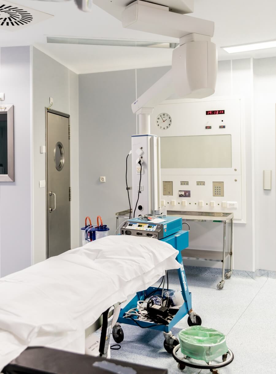 Quirófano de hospital donde realizan las operaciones de cirugía plástica y estética en Clínica FG, Madrid