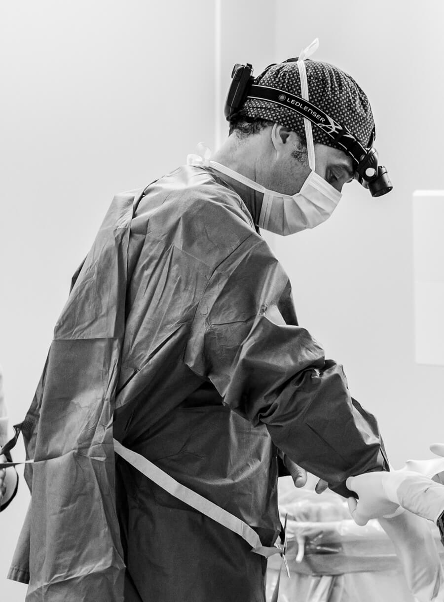 Dr. Franco Góngora preparando una cirugía de recambio de prótesis mamarias en Clínica FG, Madrid